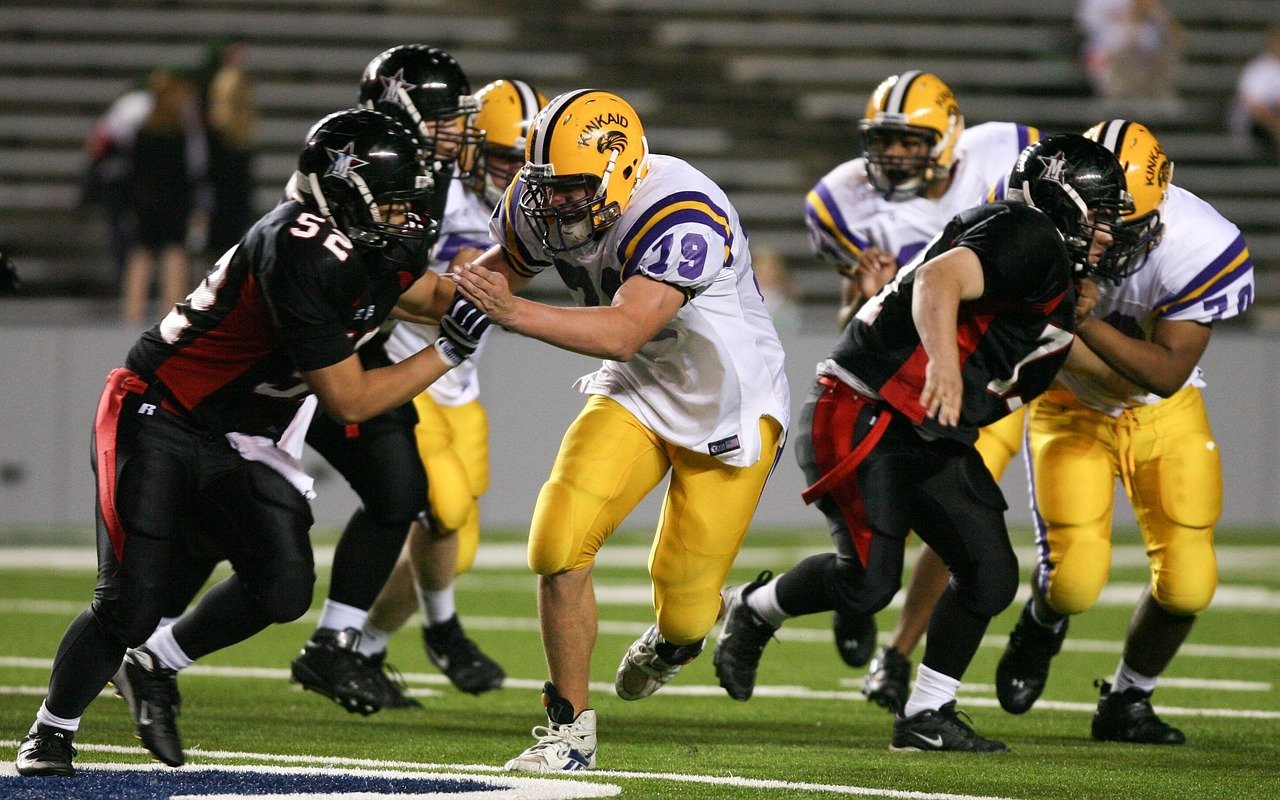 découvrez le sens et les différentes utilisations du terme 'offensive', ainsi que ses implications dans divers contextes, qu'ils soient sportifs, militaires ou figurés.