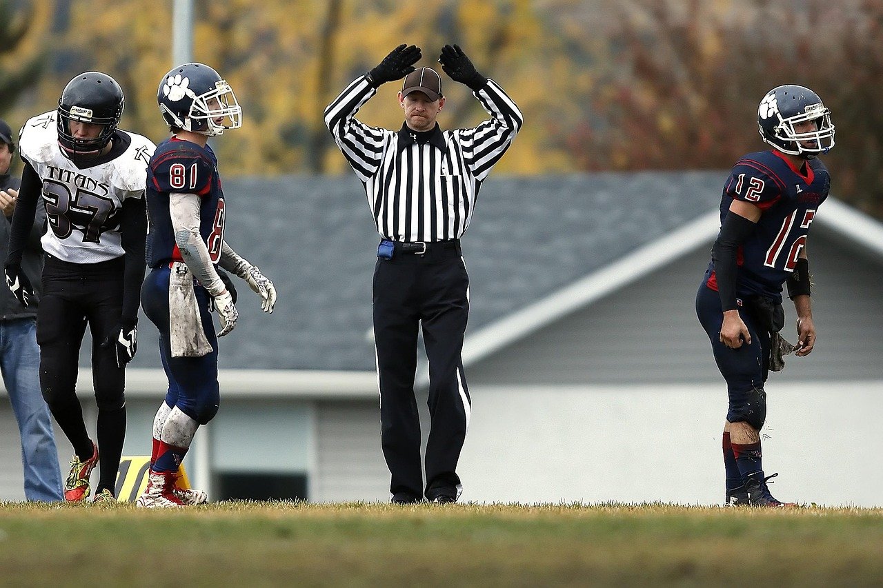 découvrez les enjeux et les conséquences des agressions envers les arbitres amateurs de football. sensibilisation et mesures de protection dans le sport amateur.