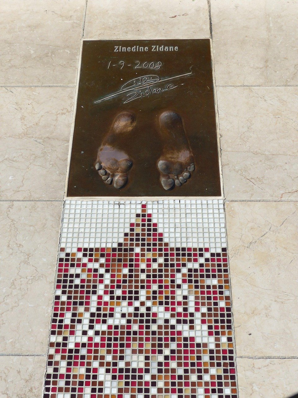 découvrez la carrière exceptionnelle de zinedine zidane, légende du football français, célèbre pour son talent, ses exploits et son influence dans le monde du sport.