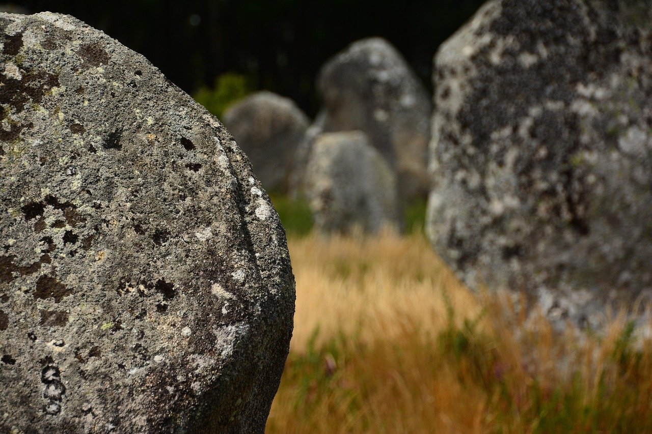 découvrez carnac, célèbre pour ses alignements de menhirs préhistoriques uniques, ses plages magnifiques et son riche patrimoine culturel en bretagne.