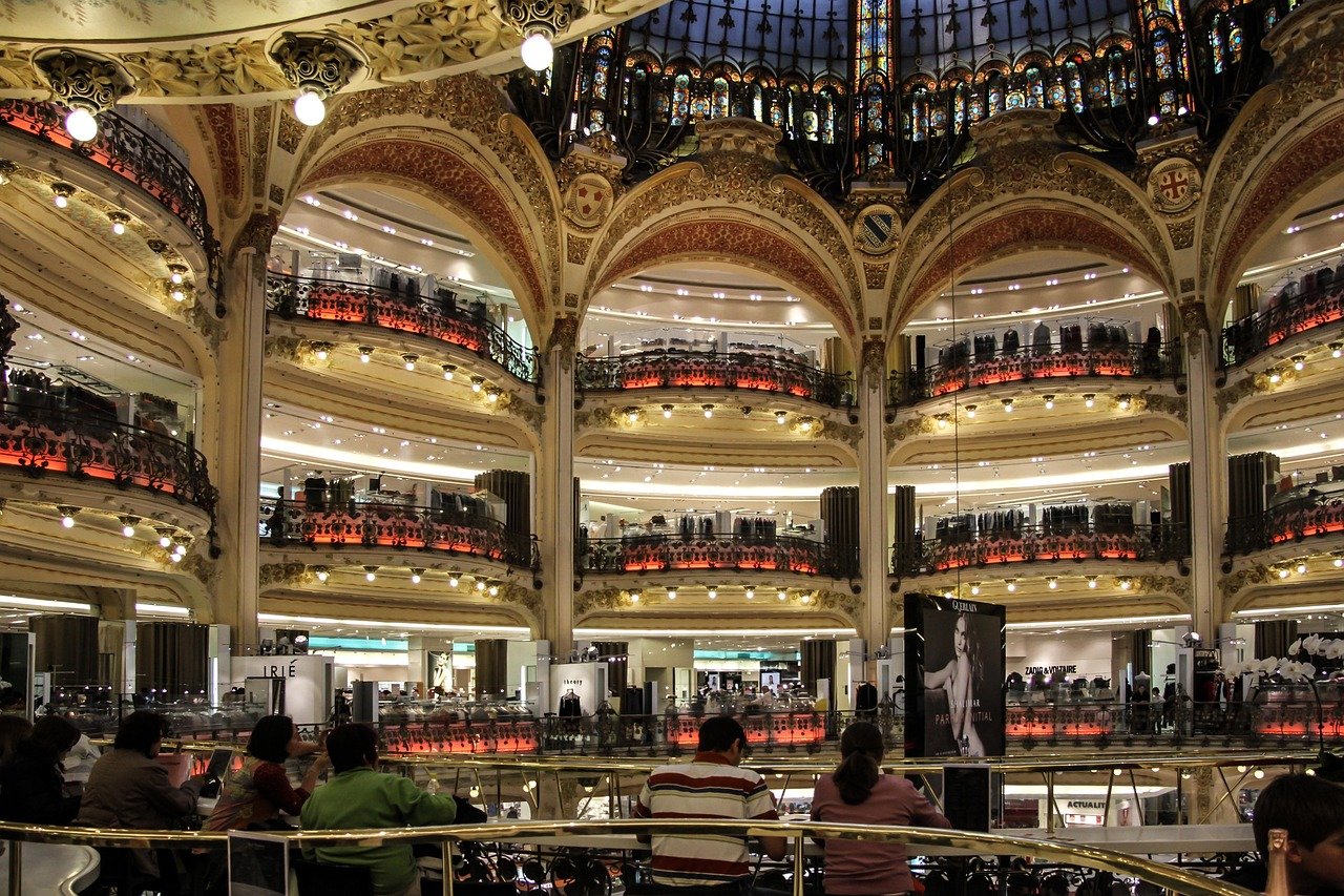 découvrez notre sélection de grands magasins offrant une vaste gamme de produits de qualité, de la mode à la maison, pour répondre à tous vos besoins.