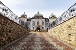 découvrez les stratégies et politiques essentielles pour la reconstruction économique, favorisant la croissance durable et la stabilité après une crise.