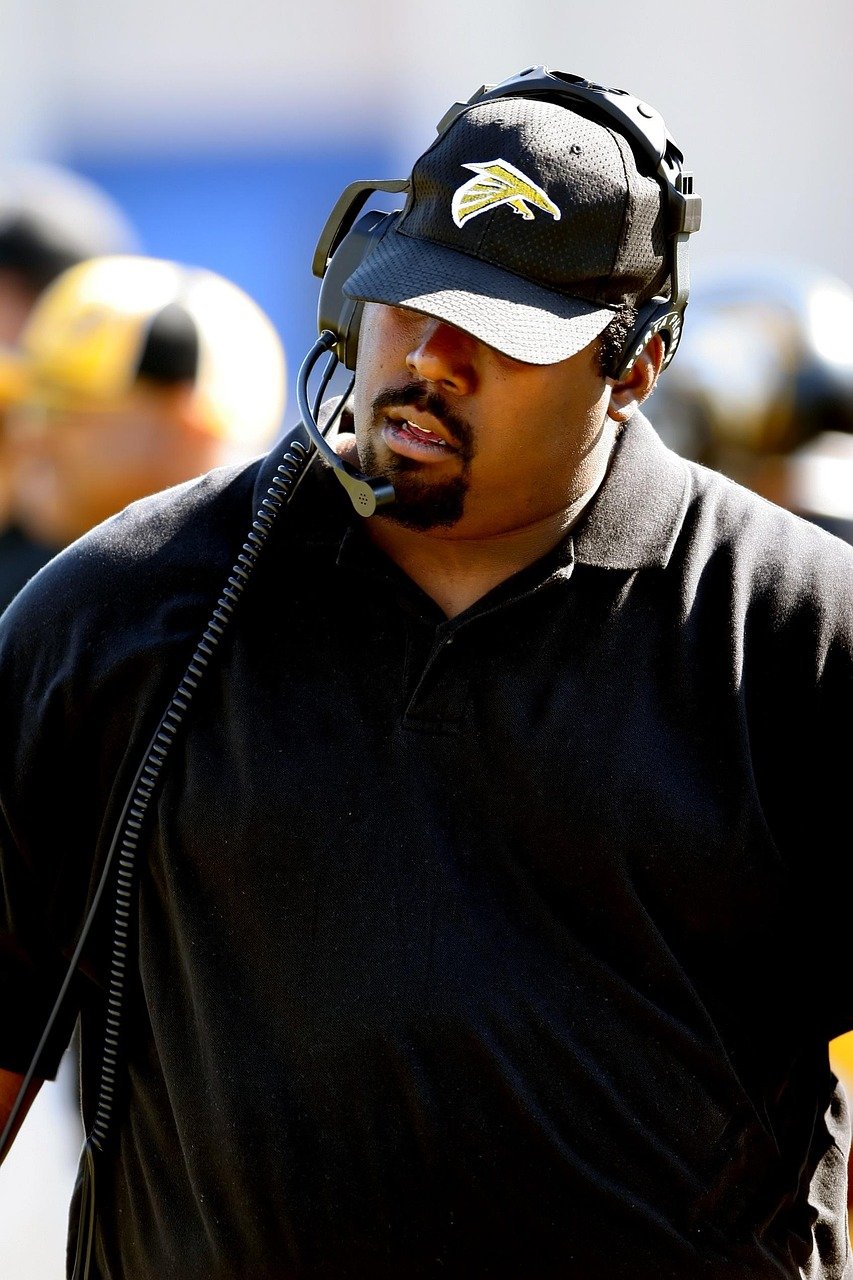 découvrez les causes et les conséquences des suspensions des entraîneurs de football, ainsi que les règles et sanctions applicables dans le monde du football.