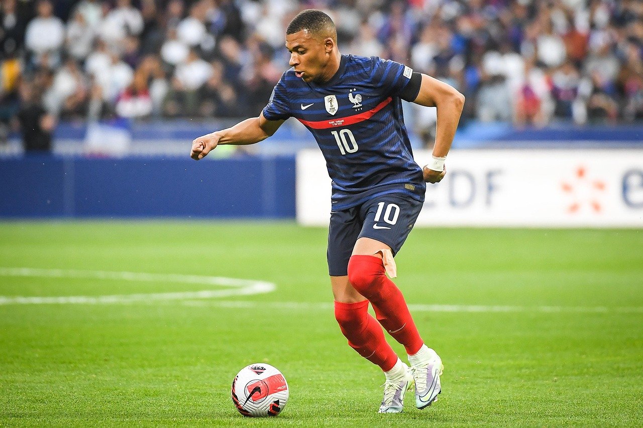 découvrez l'incroyable parcours et les exploits de kylian mbappé, la star du football français reconnue pour sa rapidité et son talent exceptionnel.