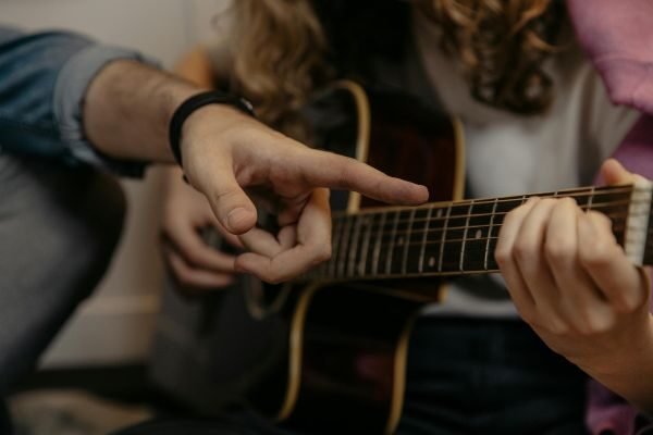 612e6cbb7a9894a6449b2d88ae9e8cc2_html_603cac5 Apprendre la guitare chez soi avec un professeur : nos clés pour rester motivé sur le long terme