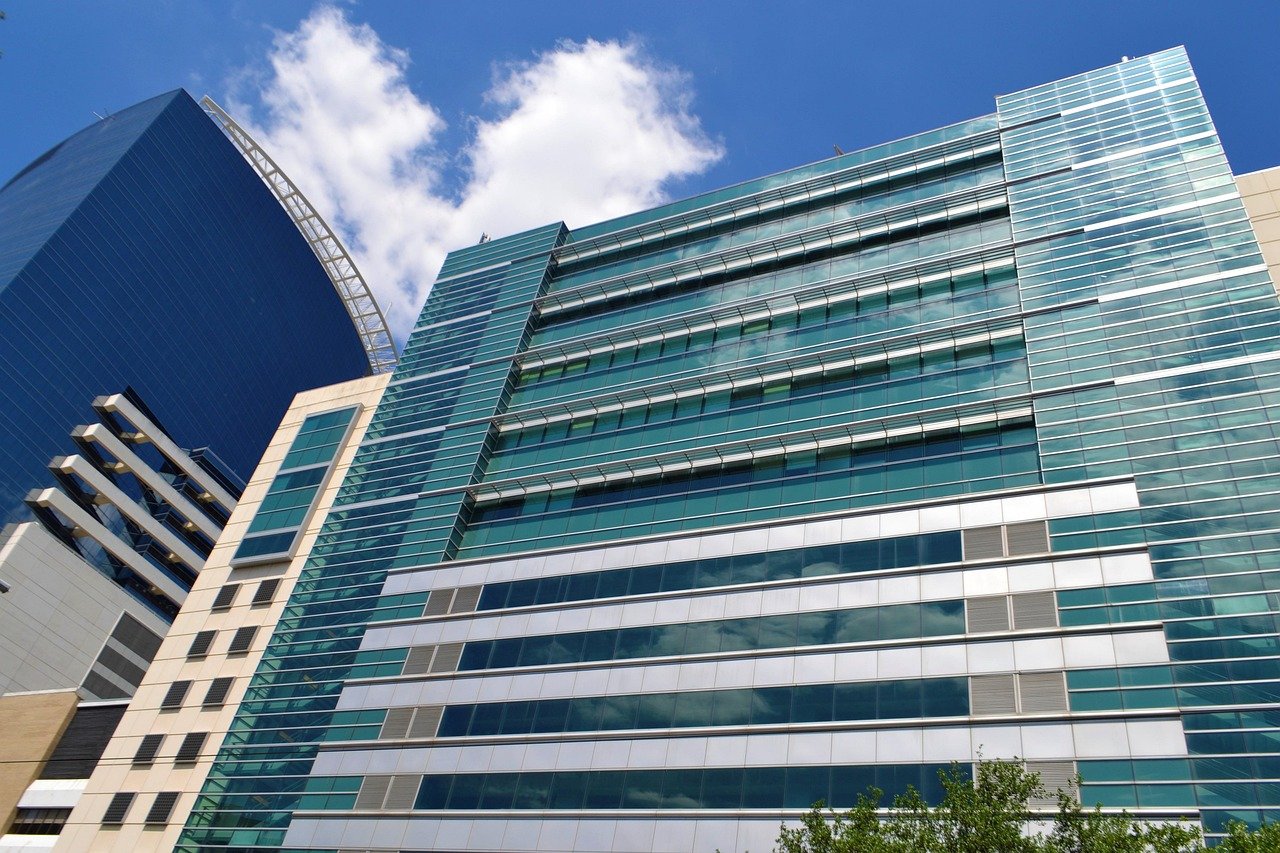 découvrez l'architecture dédiée aux établissements de santé, alliant fonctionnalité, confort et innovation pour optimiser les soins et le bien-être des patients.