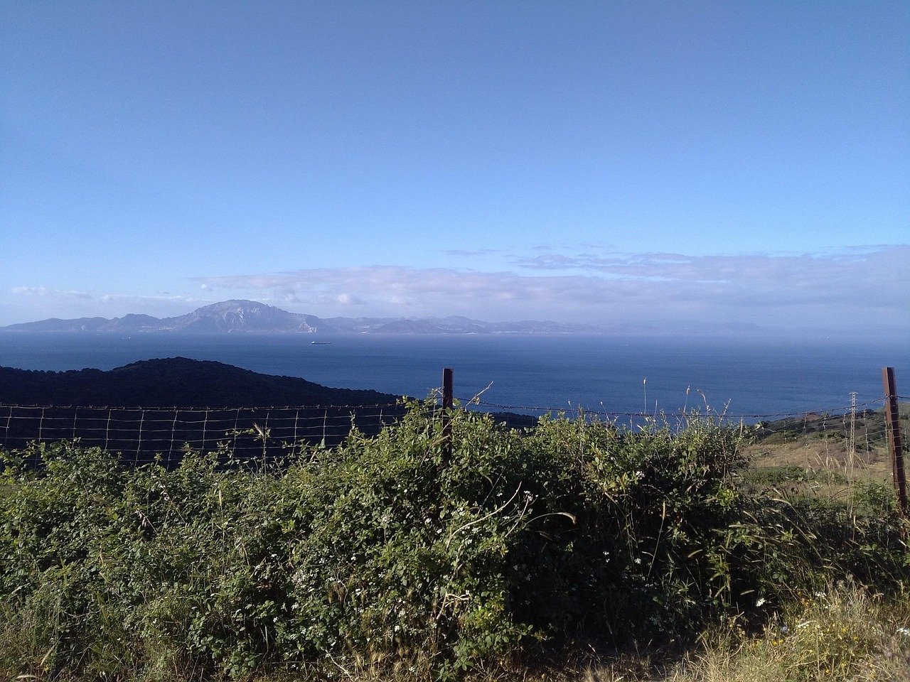 découvrez le détroit d'hormuz, un passage maritime stratégique reliant le golfe persique à la mer d'oman, essentiel pour le commerce mondial et la navigation.