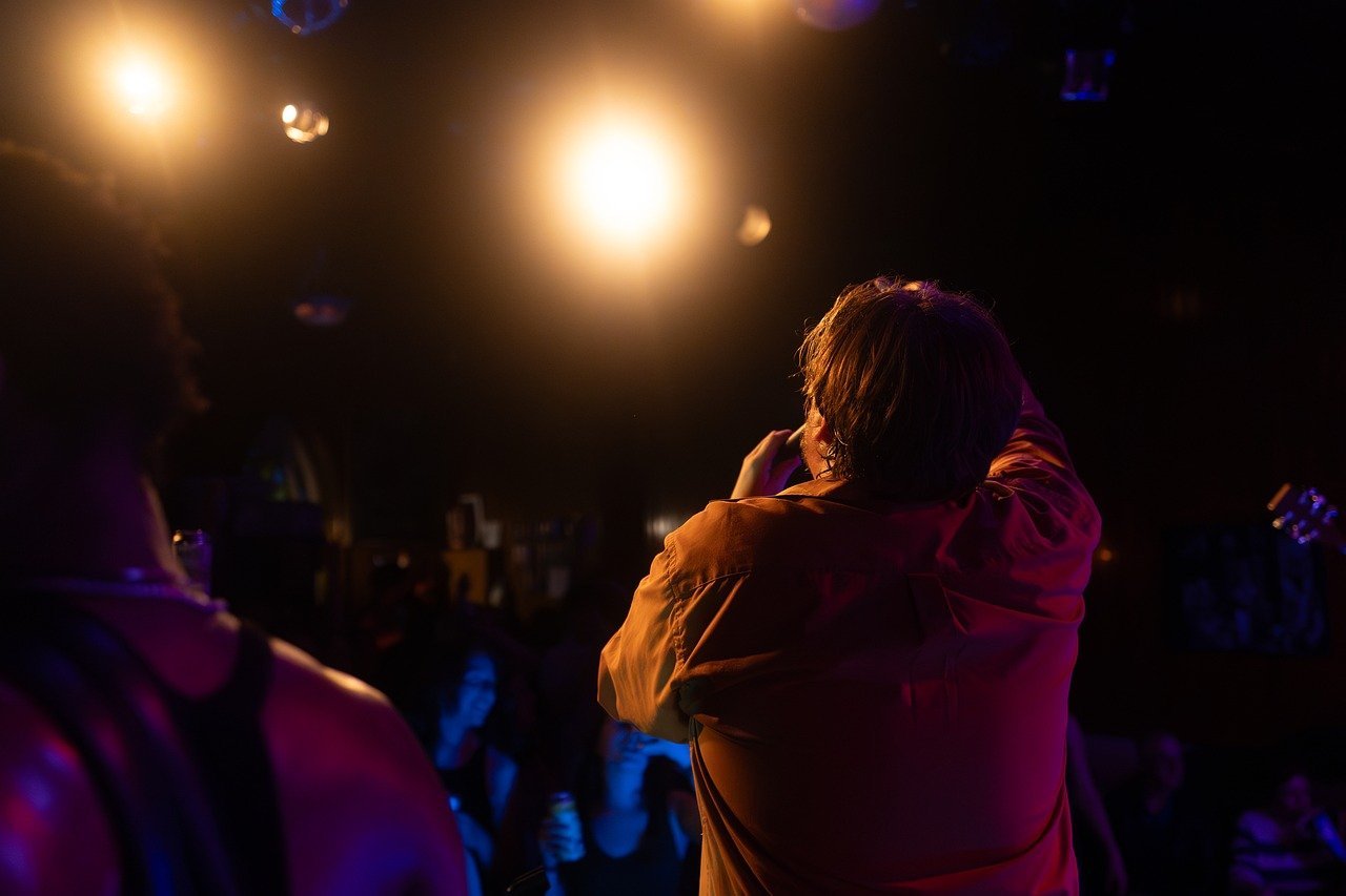 découvrez mask singer 2026, l'émission mystérieuse où célébrités chantent sous des costumes étonnants. suspense, performances et révélations vous attendent cette saison !