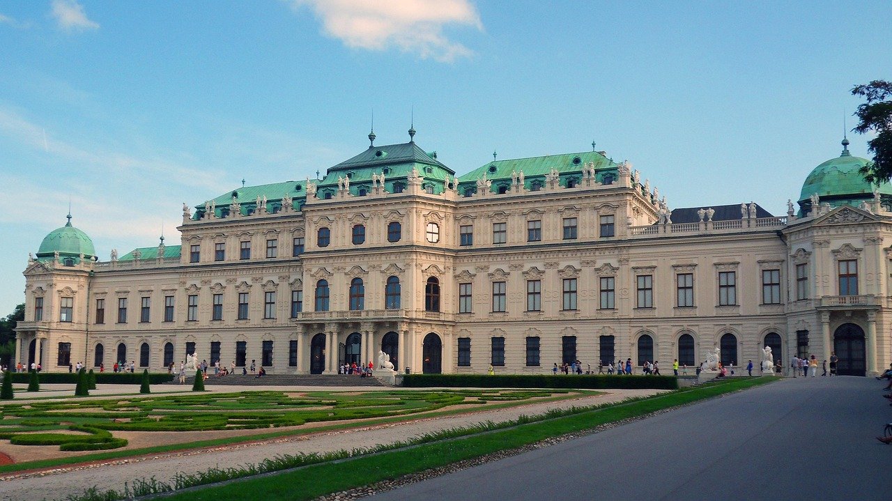 découvrez l'élégance du baroque avec notre mini-palais, un espace alliant charme historique et confort moderne pour une expérience unique.