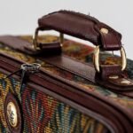 découvrez tout ce qu'il faut savoir sur les frais de bagage en cabine : tarifs, règles et conseils pour voyager léger sans surprise.