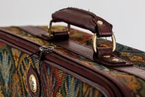 découvrez tout ce qu'il faut savoir sur les frais de bagage en cabine : tarifs, règles et conseils pour voyager léger sans surprise.
