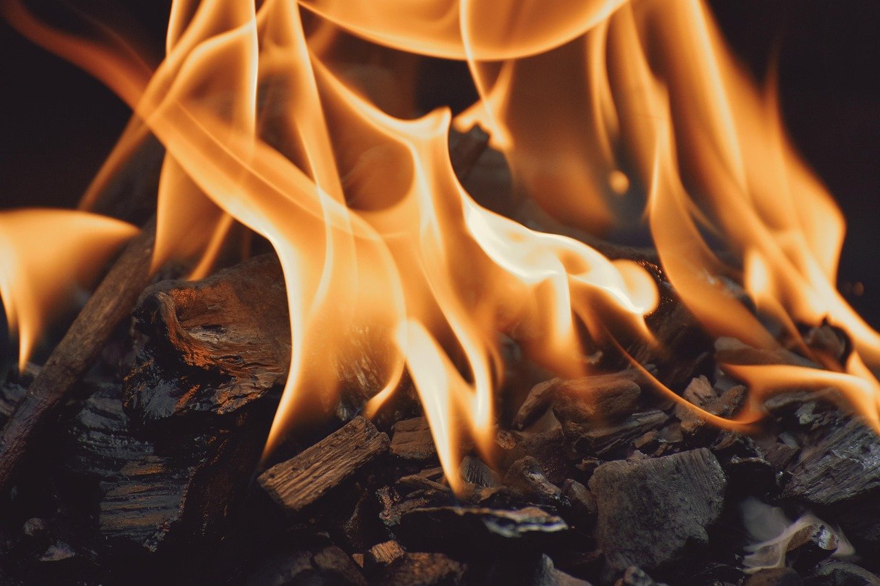 découvrez tout sur le feu : sources, sécurité et utilisations dans notre quotidien. apprenez à maîtriser et prévenir les risques liés au feu.