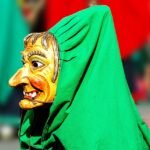 découvrez les exigences de production du mask singer, une émission de télé-réalité où célébrités chantent sous des déguisements mystérieux.