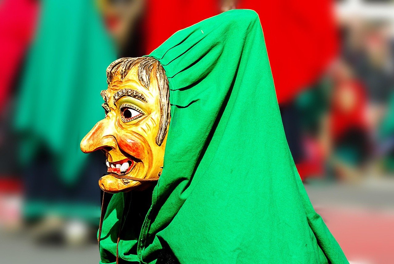 découvrez les exigences de production du mask singer, une émission de télé-réalité où célébrités chantent sous des déguisements mystérieux.