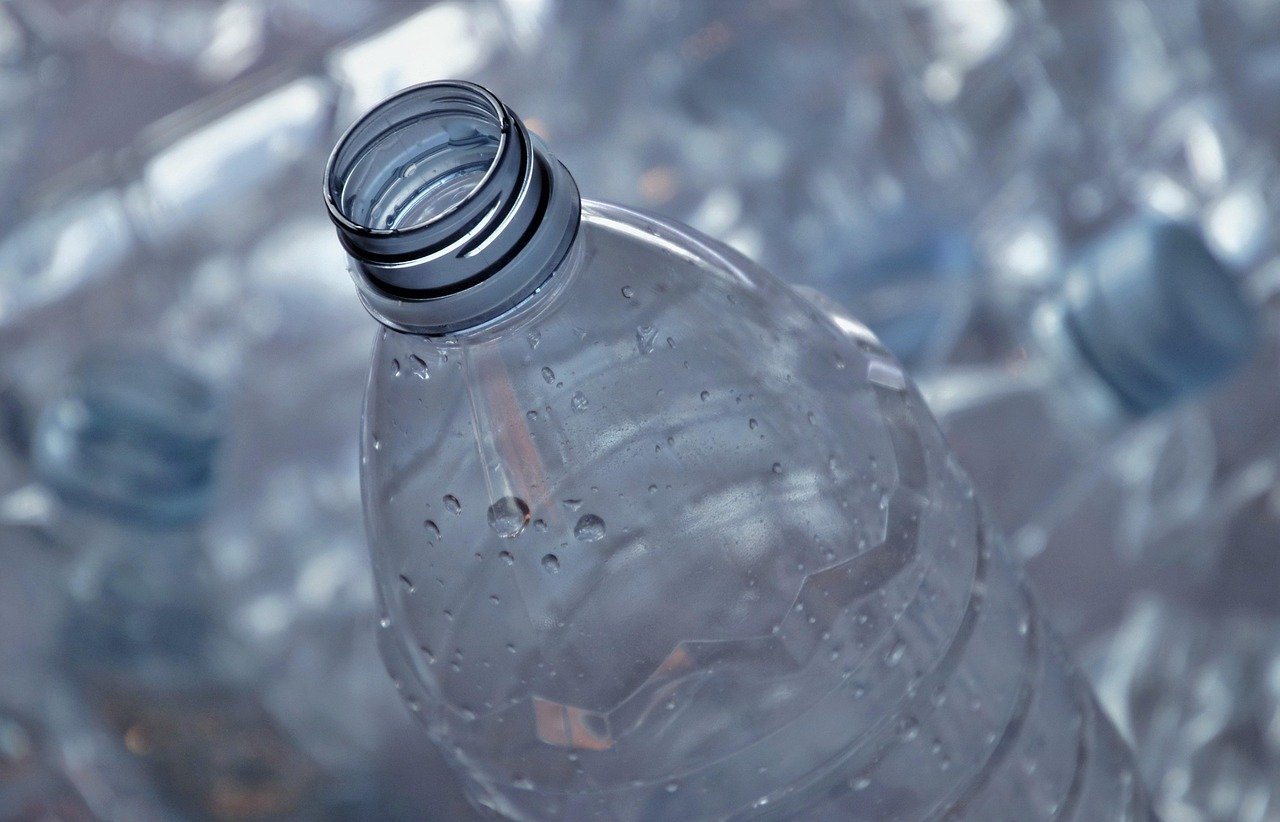 plastic-bottles-regulation-1 Emmanuel Macron relance le débat sur la réglementation des bouteilles en plastique