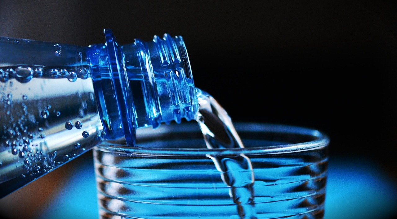 découvrez la réglementation sur les bouteilles en plastique, incluant les normes de production, recyclage et réduction pour un impact environnemental réduit.