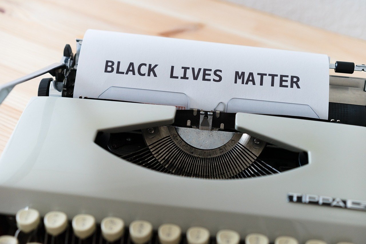 découvrez ce qu'est le racisme, ses formes, ses impacts sur la société et les moyens de le combattre pour promouvoir l'égalité et le respect entre tous.
