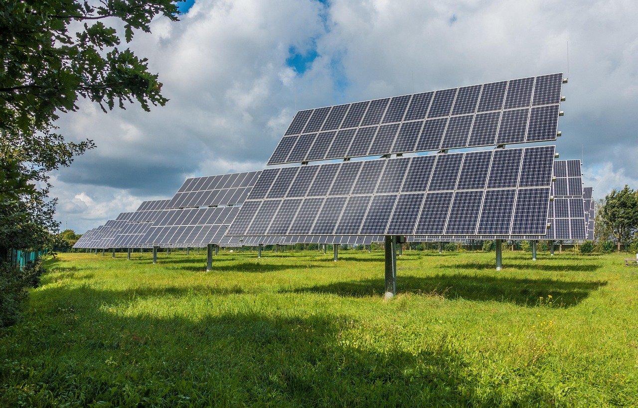 clôture solaire innovante et écologique pour une sécurité durable et autonome grâce à l'énergie solaire.