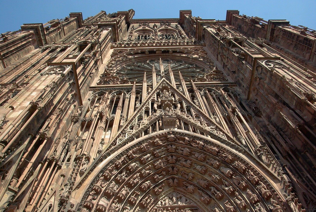 découvrez strasbourg, une ville d'alsace riche en histoire, avec ses monuments emblématiques, sa gastronomie unique et son charmant centre-ville.