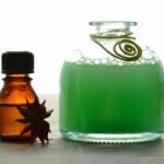 découvrez notre shampooing anti-jaunissement qui ravive l'éclat naturel de vos cheveux blonds ou gris en éliminant les reflets jaunes indésirables.