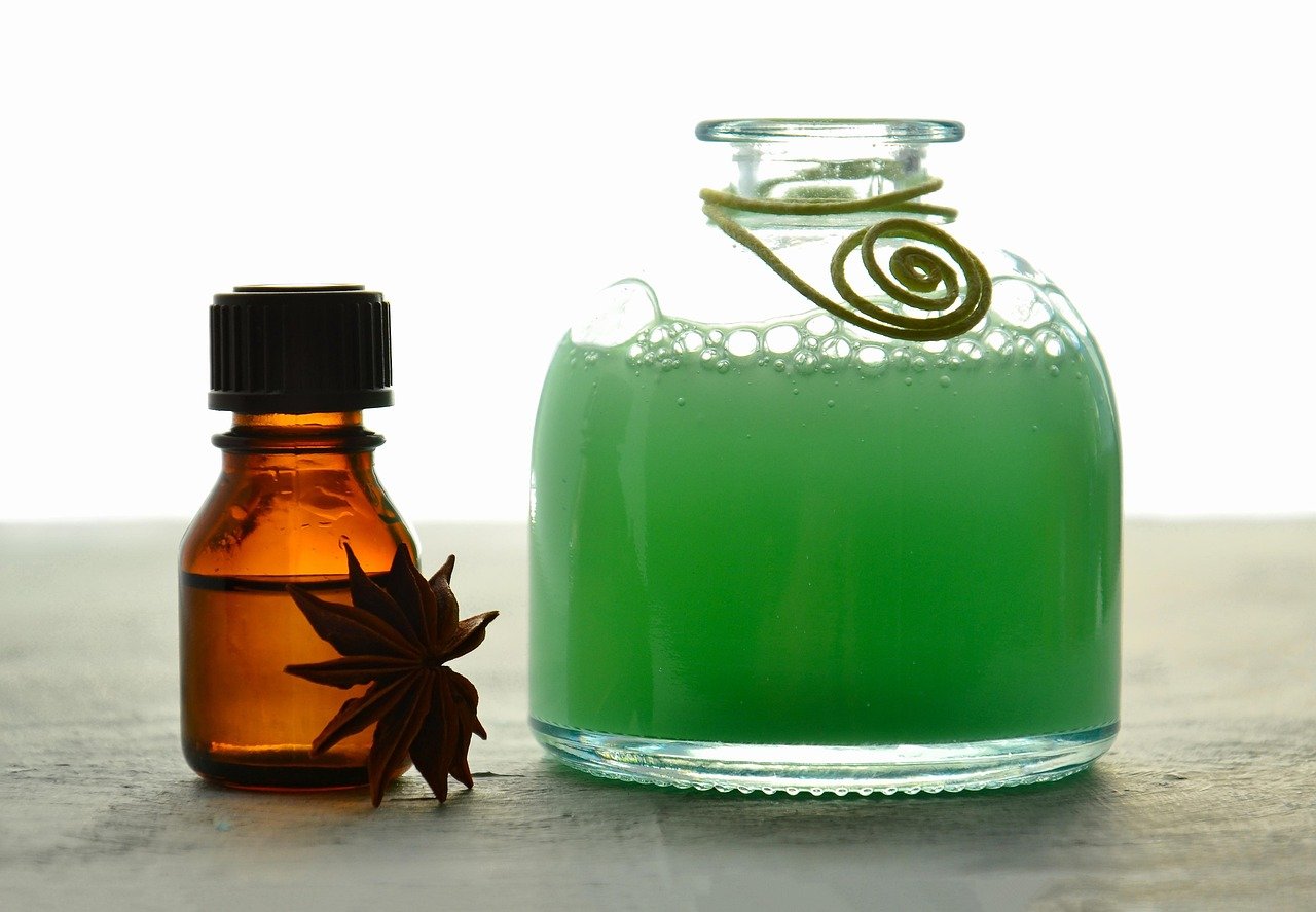découvrez notre shampooing anti-jaunissement qui ravive l'éclat naturel de vos cheveux blonds ou gris en éliminant les reflets jaunes indésirables.