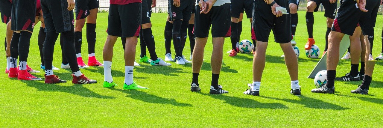 découvrez le football d'entreprise : alliez esprit d'équipe, compétition amicale et bien-être au travail grâce à nos événements et tournois adaptés aux entreprises.