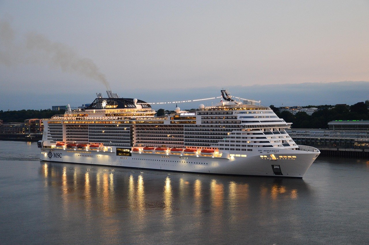 découvrez les informations essentielles sur les incendies à bord des navires de croisière, les mesures de sécurité en place, et comment réagir en cas d'urgence en mer.