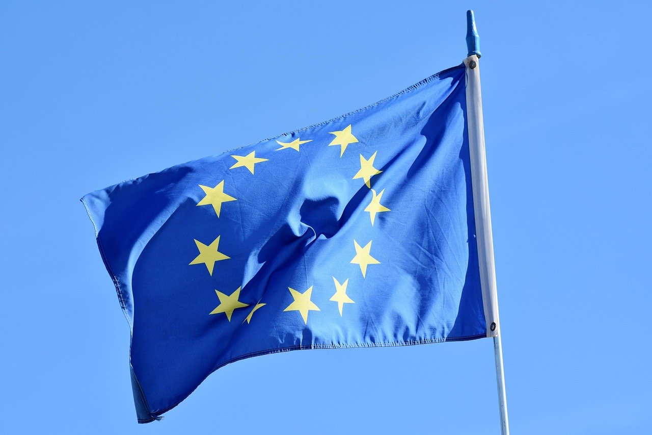 découvrez les pays européens qui attirent les millionnaires grâce à leurs avantages fiscaux, qualité de vie et opportunités d'investissement.