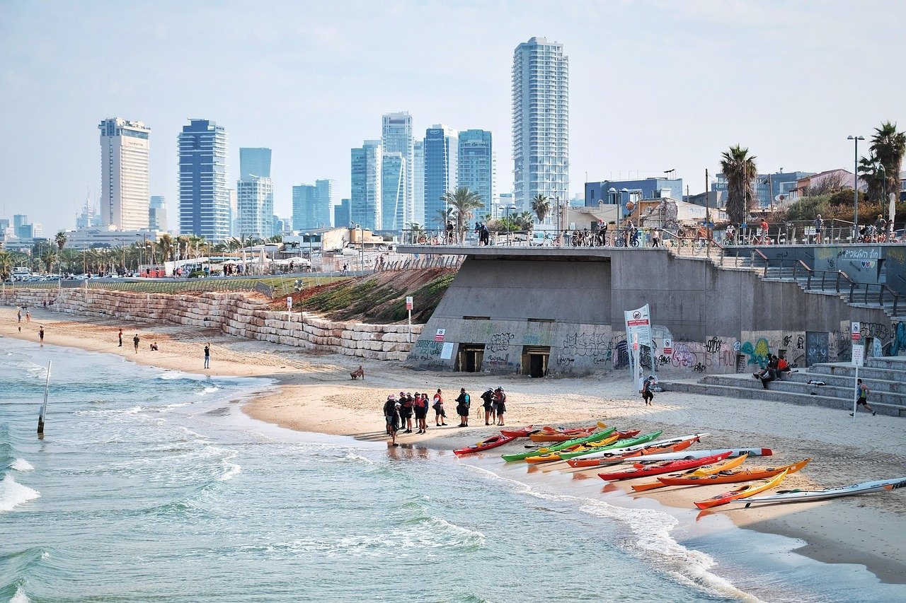 israël lance des frappes sur beyrouth, intensifiant les tensions régionales et suscitant une vive inquiétude internationale.