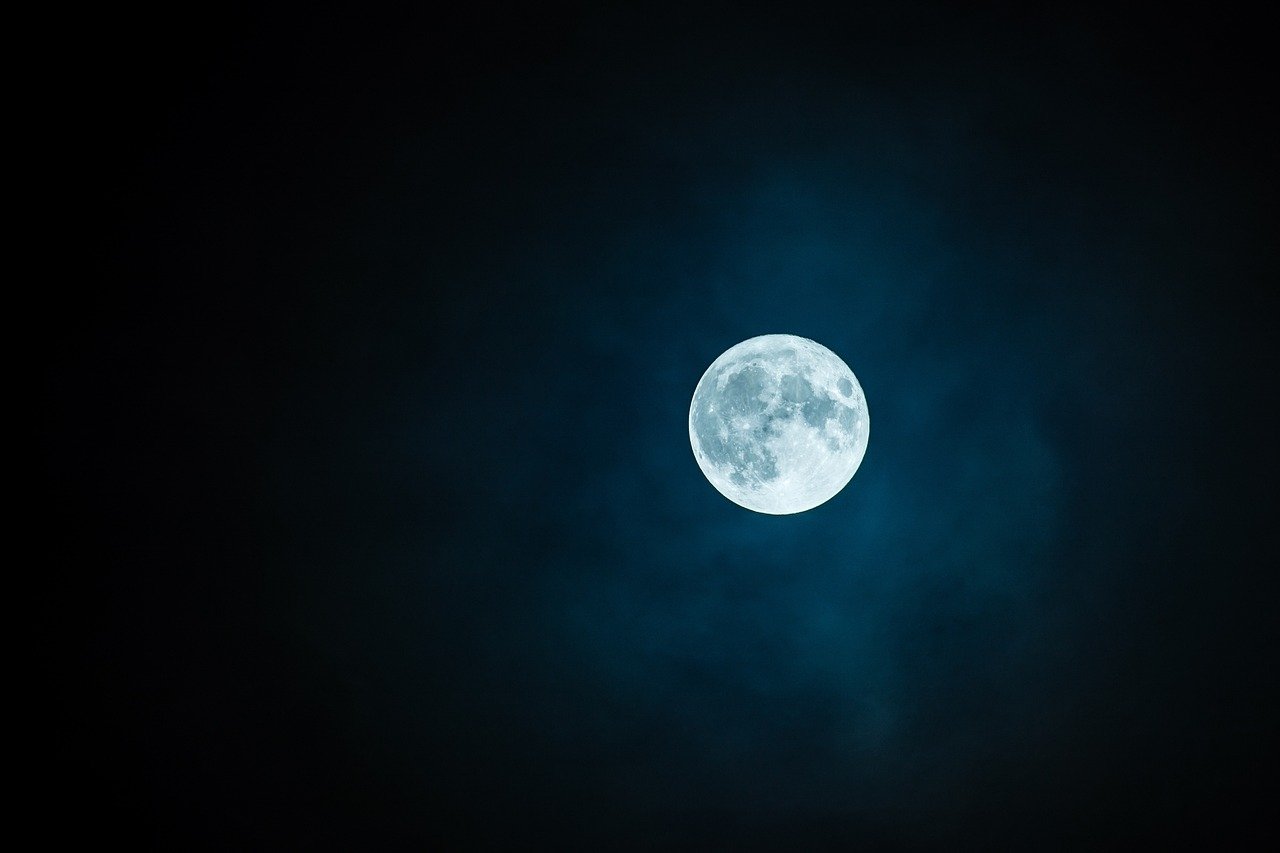 découvrez la beauté mystérieuse de la lune, notre satellite naturel, et explorez ses phases, son influence sur la terre, et son importance dans l'histoire et la culture.