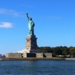 découvrez l'histoire fascinante de la statue de la liberté, un symbole emblématique de liberté et d'espoir aux états-unis, située à new york.