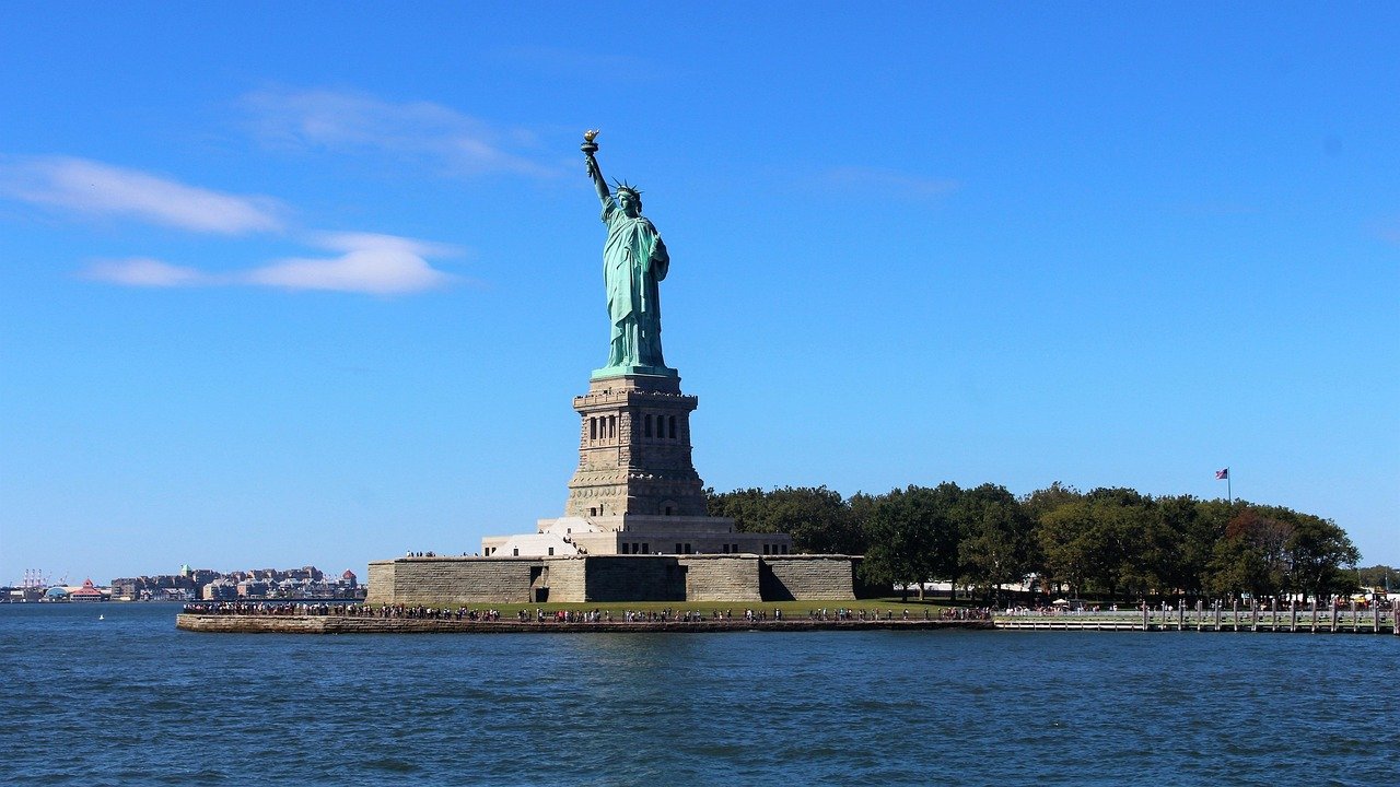 découvrez l'histoire fascinante de la statue de la liberté, un symbole emblématique de liberté et d'espoir aux états-unis, située à new york.