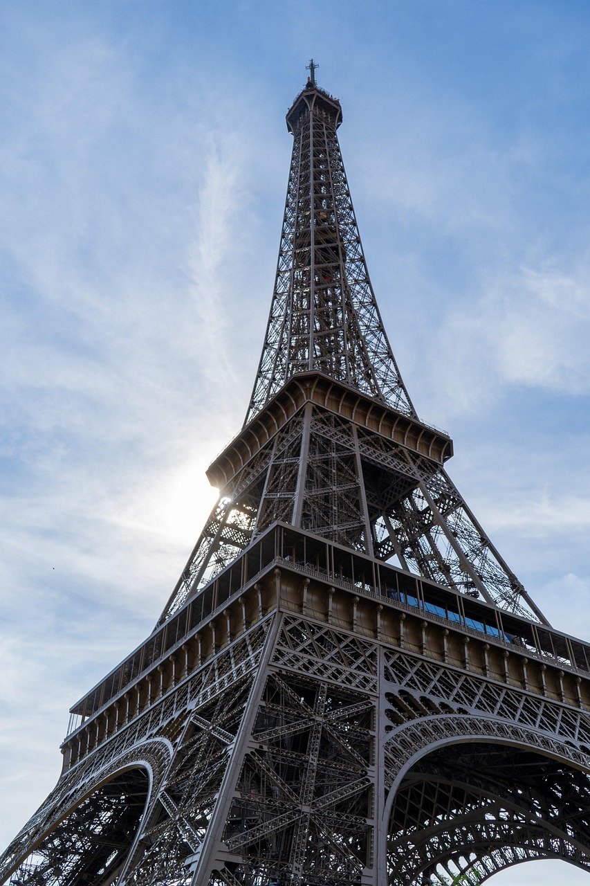 découvrez l'ascension de la tour eiffel, une expérience unique offrant des vues imprenables sur paris. grimpez les marches et vivez un moment inoubliable au cœur de la ville lumière.