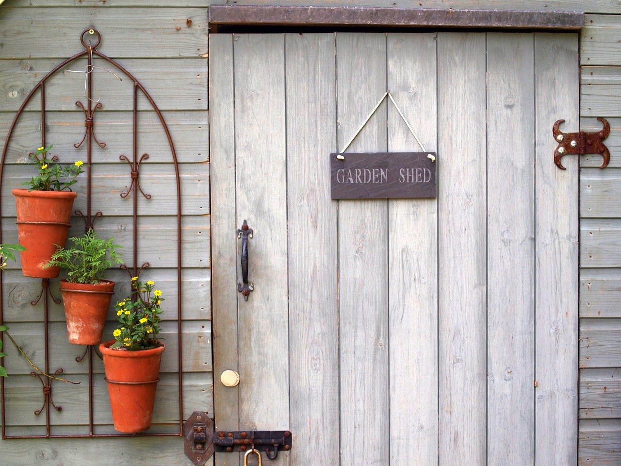 transformez votre abri de jardin en un espace fonctionnel et élégant grâce à notre guide complet de conversion d'abri de jardin.