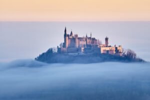 découvrez le château de kergroadez, un joyau historique alliant charme et architecture traditionnelle bretonne, idéal pour les amateurs d'histoire et de patrimoine.