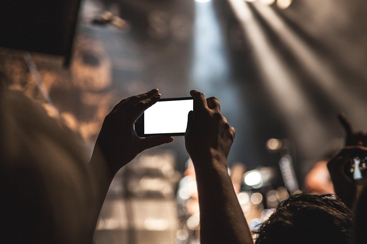 découvrez comment l'utilisation des smartphones peut affecter votre corps, de la posture à la santé des yeux, et apprenez des conseils pour minimiser ces impacts.