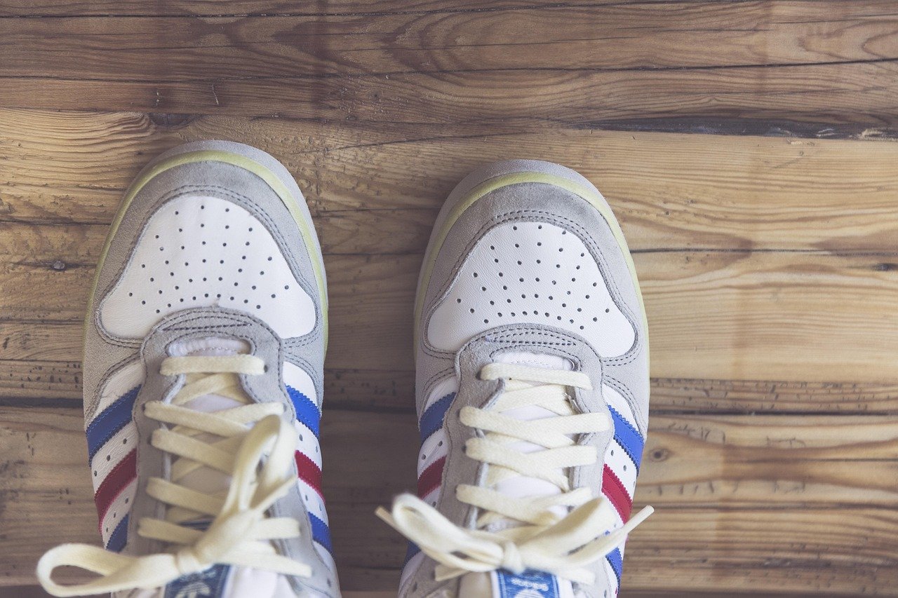 summer-sneakers-trend-2 Alexandra Lamy adopte la tendance sneakers de l'été : fini les baskets blanches !