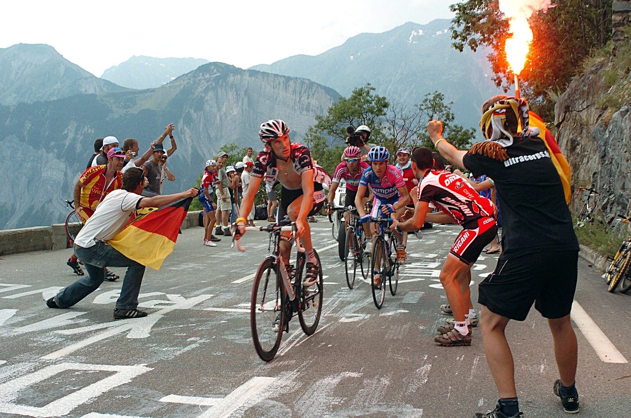 suivez toute l'actualité du tour de france, découvrez les étapes, les équipes, les coureurs et revivez les moments forts de cette célèbre course cycliste.